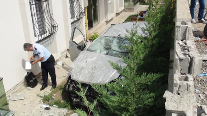 Freni boşalan kamyonet bahçe duvarını yıkıp binaya çarptı