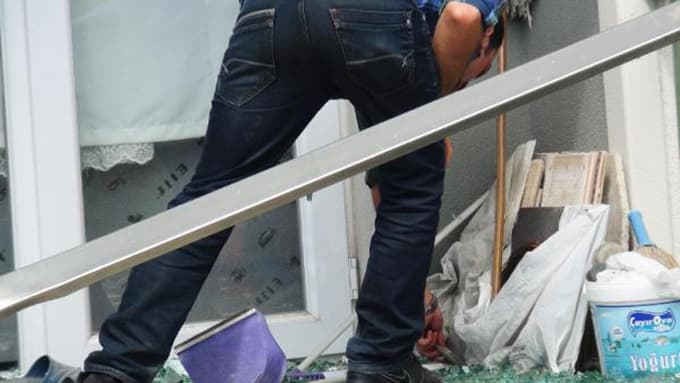Freni boşalan kamyonet bahçe duvarını yıkıp binaya çarptı