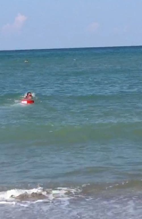 Boğulma tehlikesi geçiren genci böyle kurtardılar