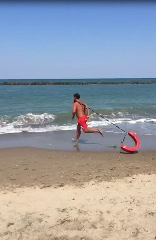 Boğulma tehlikesi geçiren genci böyle kurtardılar