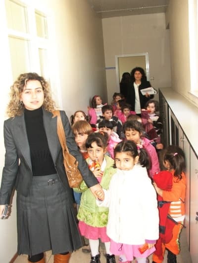 <strong><font face="Arial" size="2">&Ouml;ğrencilere Tasarruf Dersi</font></strong> <p><font face="Arial" size="2">Oturulmayan odadan ışığın kapatılarak &ccedil;ıkılması, buzdolabının karşısında uzun s&uuml;re kapağının a&ccedil;ık tutularak beklenmemesi, tasarruflu ampullerin kullanılması, elektrikli aletlerde A sınıfının ne anlama geldiği ve bu t&uuml;r cihazların kullanılması gerektiği, işi bitince bilgisayarlarımızın ve televizyonumuzun fişlerinin &ccedil;ekilmesi gerektiği, &ccedil;&uuml;nk&uuml; bu t&uuml;r cihazların uzaktan kumanda aletiyle kapatıldığında ve uyku modundayken de elektrik t&uuml;kettikleri, elektrik &uuml;retmek i&ccedil;in akarsularımızın kullanıldığı, doğalgaz, petrol ve k&ouml;m&uuml;r&uuml;n kullanıldığı ve bu kaynakların, enerjinin verimli kullanılması ile daha az t&uuml;ketileceği, boşa t&uuml;ketilen, doğalgaz,&nbsp; petrol ve k&ouml;m&uuml;r ile k&uuml;resel ısınmaya katkı sağlandığı, doğanın dengesinin bozulmasında bunun da katkısının olduğu, &ccedil;evrenin temiz kalmasında enerjinin verimli kullanılmasının b&uuml;y&uuml;k katkı sağlayacağı ana okulu &ouml;ğrencilerine basit bir dille anlatılırken,&nbsp; ısınırken evlerimizde pencere ve kapıların izolasyonunun sağlanmasının enerjinin verimli kullanılmasında &ouml;nemi, suyun enerji kaynağı olarak kullanıldığı ve boşa harcanmaması gerektiği, diş fır&ccedil;alarken veya benzer işlerde suyun s&uuml;rekli a&ccedil;ık tutularak kullanılmaması, boşa harcanmaması, toplu taşıma ara&ccedil;larının kullanılmasının da az enerji kullanılmasını sağlayacağı&nbsp;hususu &ouml;ğrencilerin yaşı dikkate alınarak basit bir şekilde anlatıldı.&nbsp; </font></p>