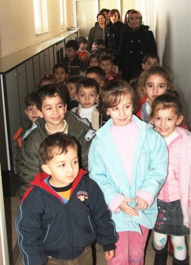 <p><font color="#000000"><strong><font face="Arial" size="2">Ağa&ccedil; Yaşken Eğilir</font></strong><br /></font><br /><font face="arial,helvetica,sans-serif" size="2">Şehit Yaşar Atay&nbsp;Ana Okulu M&uuml;d&uuml;r&uuml; Saime Aşık<font color="#333399">, &ldquo;SEDAŞ&rsquo;ıne eğitim m&uuml;d&uuml;rl&uuml;ğ&uuml;n&uuml;n&nbsp;&ouml;ğrencilerimizin enerji tasarrufu konusunda bilin&ccedil;lenmelerine sağladığı bu imkana ve eğitime katkısına &ccedil;ok teşekk&uuml;r ediyoruz. D&uuml;nyanın ve &uuml;lkemizin geleceği gen&ccedil; kuşaklara emanet. &Ouml;ğrencilerimiz gereksiz yere kullanılan enerji kaynaklarından dolayı ailelerinin bir bedel &ouml;dediğini, &ccedil;evrenin de kirlenebildiğini, &uuml;lkemizin de t&uuml;ketilen enerji i&ccedil;in kaynak ayırdığını g&ouml;rd&uuml;ler. &Ccedil;ocuklarımızın bilin&ccedil;lenmeleri ve ilgili kurum yetkililerinden&nbsp;enerjinin verimli olarak kullanılmasıyla ilgili bilgi almaları &ccedil;ok iyi oldu<strong>. Enerjinin verimliliği ve tasarrufu konusunda yaşları k&uuml;&ccedil;&uuml;k de</strong></font></font><font face="arial,helvetica,sans-serif" size="2"><font color="#333399"><strong>&nbsp;olsa bu konuda kafalarında bir kavram oluştu. Ağa&ccedil; yaşken eğilir. </strong>Onların yarınlarda daha bilin&ccedil;li olmalarını sağlamalıyız. Bu nedenle bu t&uuml;r etkinliklere &ouml;nem veriyoruz.&rdquo;</font> dedi.</font></p>