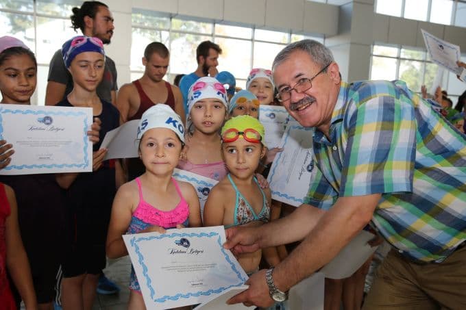 700 çocuk daha yüzmeyi öğrendi
