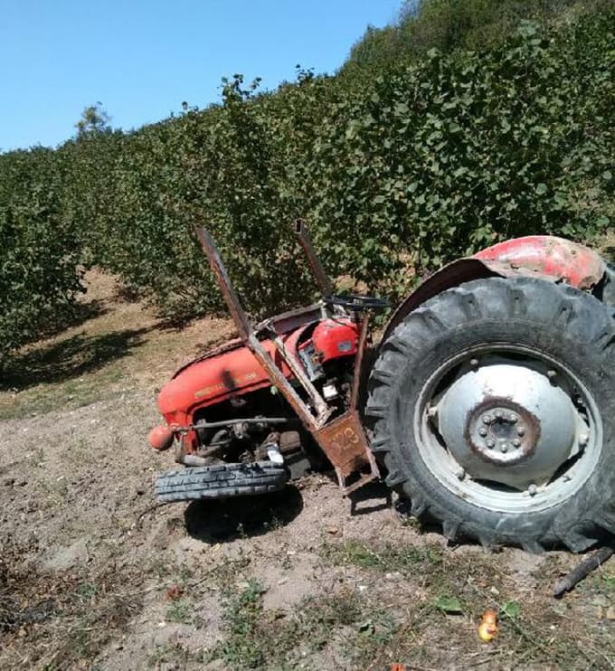 Traktör devrildi baba ve iki çocuğu yaralandı