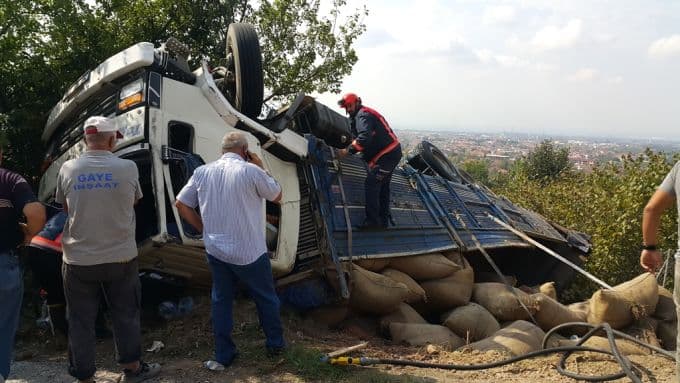 Fındık yüklü kamyon evin bahçesine devrildi