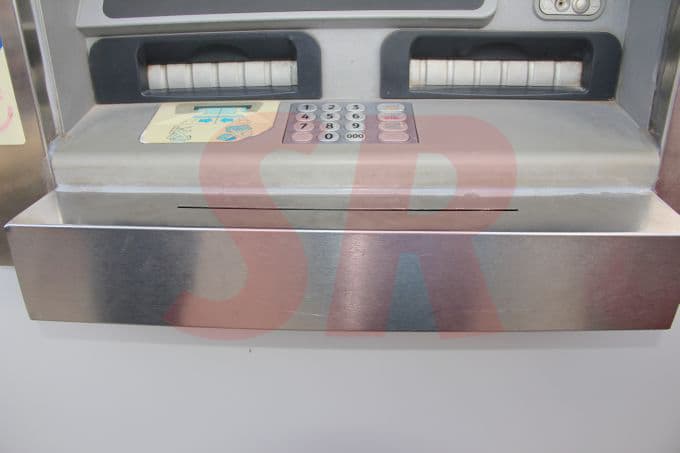 ATM'nin çöpü açılınca, paralar sokağa saçıldı