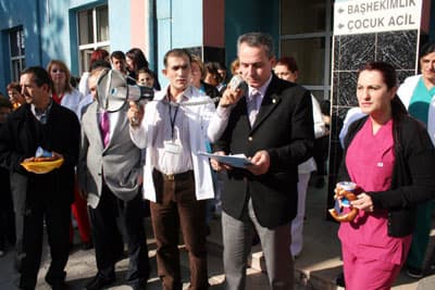 <font face="arial,helvetica,sans-serif" size="2">&Uuml;lkenin ekonomik krizle boğuştuğu bir d&ouml;nemde h&uuml;k&uuml;metin g&ouml;z&uuml;n&uuml; memurun maaşına diktiğini belirten Korkmaz, s&ouml;zlerini ş&ouml;yle s&uuml;rd&uuml;rd&uuml;: <font color="#333399">&quot;Memurların hastanelerde tedavi ettikleri insanlar yemek hakkından &uuml;cretsiz yararlanırken sağlık &ccedil;alışanlarına bu hizmet paralı olmuştur. Kısacası h&uuml;k&uuml;met memura verdiğini geri almak i&ccedil;in kamuda &ccedil;alışanlara sunduğu her hizmeti paralı hale getirmeye başlamıştır.&quot;</font><br /><br />T&uuml;rk Sağlık-Sen olarak gerekli tepkiyi g&ouml;stermeye devam edeceklerini ifade eden Korkmaz, s&ouml;zlerini ş&ouml;yle tamamladı: </font><font size="2"><font face="arial,helvetica,sans-serif"><font color="#333399">&quot;Yemeklerden &uuml;cret alınması ile ilgili a&ccedil;tığımız dava halen s&uuml;r&uuml;yor. Daha &ouml;nce yemeğime g&ouml;z dikme kampanyası d&uuml;zenlemiştik. Bug&uuml;nde hastanelerde yemek yemedik. Eylemlerimiz sonuna kadar devam edecektir.&quot;<br /></font><br />Sağlık &ccedil;alışanları daha sonra olaysız dağıldılar.&nbsp; </font></font>