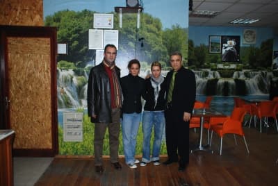 <strong><font face="Arial" size="2">Sebep: Sıcak İlgi</font></strong> <p><font face="Arial" size="2">Yenikent G&uuml;neşspor Kul&uuml;b&uuml; Başkanı Sinan Panta her iki futbolcunun A milli olduğunu ve her Almanya&rsquo;dan transfer edildiklerini a&ccedil;ıkladı. <br />Panta, <font color="#333399">&ldquo;Bu futbolcuların her ikisi de UEFA mini turnuvasında Sakarya&rsquo;daydılar&hellip;İlimizde bulundukları s&uuml;re i&ccedil;inde g&ouml;rd&uuml;kleri sıcak ilgi de onların Sakarya&rsquo;yı tercih etmesinde etken oldu diye d&uuml;ş&uuml;n&uuml;yorum&rdquo; </font>şeklinde konuştu.</font></p>