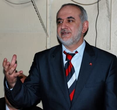 <p><font face="arial,helvetica,sans-serif" size="2"><strong>Her Şey Sizin i&ccedil;in</strong></font></p><p><font face="arial,helvetica,sans-serif" size="2">MHP Sakarya B&uuml;y&uuml;kşehir Belediye Başkan Adayı Enver To&ccedil;oğlu; 29 Mart&rsquo;ta b&uuml;y&uuml;k dersin verileceği bir se&ccedil;im olacağını dile getirerek;<font color="#333399"> &ldquo;Bu se&ccedil;imlerde, haksızlara b&uuml;y&uuml;k bir ders verilecek. Biz bu se&ccedil;imlere, b&uuml;y&uuml;k ve deneyimli ekiplerimizle birlikte, hazırlıklı geliyoruz. <strong>Sakarya B&uuml;y&uuml;kşehir Belediyesi&rsquo;nin bug&uuml;n itibariyle 355 Trilyon&rsquo;luk bor&ccedil;lu bir belediye olduğunu bildiğimiz ve ateşten g&ouml;mlek giyeceğimize rağmen, sizin i&ccedil;in bu yola giriyoruz.</strong> Biz bu şehri yanlış ellerden kurtarmaya geliyoruz. Hangi konu olursa olsun 30 Mart itibariyle sorunlarınızı &ccedil;&ouml;zmek i&ccedil;in sizleri, kahve i&ccedil;meye bekliyoruz&rdquo;</font> diye konuştu.</font></p>