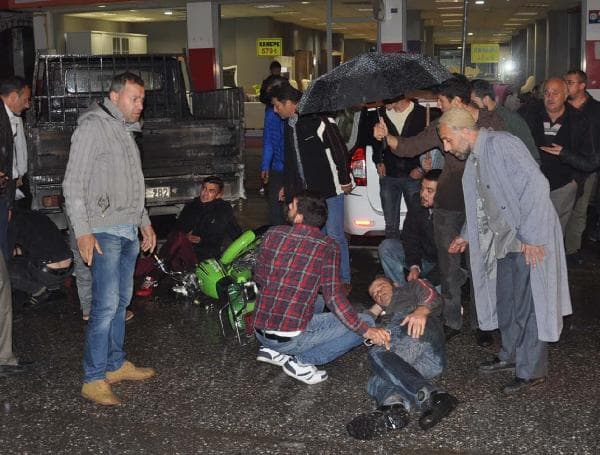 Motosiklet yayalara çarptı: 3 yaralı