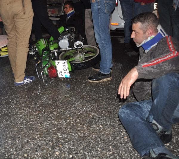 Motosiklet yayalara çarptı: 3 yaralı