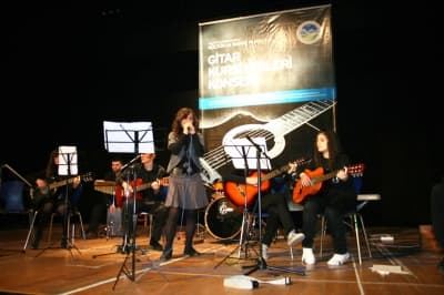 Önce Gitar Öğrendiler Sonra Hünerleriyle Mest Ettiler