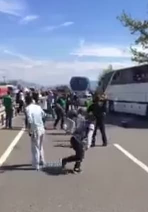 Deplasman yolunda kavga çıktı, yaralılar var!