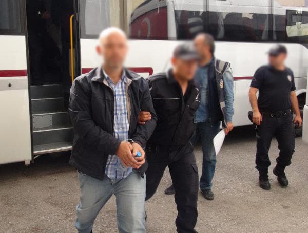 15 öğretmen ve 2 gazete dağıtıcısı serbest bırakıldı