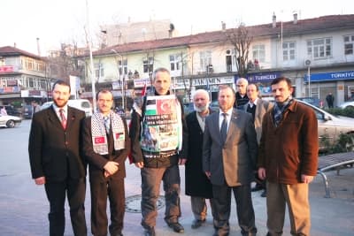<p><font face="arial,helvetica,sans-serif" size="2"><strong>Herkes İ&ccedil;in &Uuml;z&uuml;l&uuml;yorum</strong><br /><br />Aslen Tokatlı olan 50 yaşındaki Mustafa Tolun; <font color="#333399">&quot;Bir ka&ccedil; tane siyonist akıl hastası, play station oynar gibi d&uuml;ğmelere basıp basıp, t&uuml;m insanlığı tehdit edercesine insanları katlediyor. Sadece m&uuml;sl&uuml;manlar i&ccedil;in değil, orada &ouml;len İsrailliler, yaşlı, gen&ccedil;, &ccedil;ocuk, kadın herkes i&ccedil;in &uuml;z&uuml;l&uuml;yorum.&quot;</font></font></p>