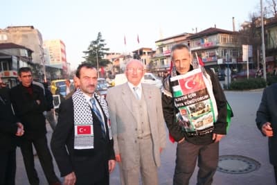 <font face="Arial" size="2" color="#333399"><strong><font color="#000000">Ne Olursa Olsun İnsanlar &Ouml;lmesin</font></strong> </font><br /><br /><font face="arial,helvetica,sans-serif" size="2">Gece g&uuml;nd&uuml;z y&uuml;r&uuml;yen, sadece 48 saatte&nbsp;bir &ccedil;antasında bulunan hurma, kayısı, kuru &uuml;z&uuml;m gibi yiyeceklerle a&ccedil;lığını yatıştıran Tolun s&ouml;zlerini ş&ouml;yle tamamladı. <font color="#333399">&quot;Başta İstanbul&nbsp; Valiliği olmak &uuml;zere t&uuml;m emniyet mensuplarına, Beşyıldız G&uuml;lovası'ndan Ertuğrul Bey'e, Kocaeli Yusuf Sakabey'e, Sakarya'da Saadet Partisi'nin y&ouml;neticileri İsmet ve İbrahim Bey'e g&uuml;venlik konusunda sağladıkları imkanlardan dolayı &ccedil;ok teşekk&uuml;r ediyorum. Savaşlar bitsin. Dil, dini, ırkı ne olursa olsun insanlar &ouml;lmesin.&quot;&nbsp; <br /></font></font>