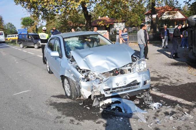 Okul servisi ve otomobil kafa kafaya çarpıştı