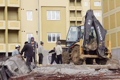 <font face="Arial" size="2">Konut inşaatında halen 200 iş&ccedil;inin &ccedil;alıştığını anlatan Batmaz, <font color="#333399">&quot;1,5 yıl &ouml;nce yapımına başladığımız konutların inşaatını ge&ccedil;en yıl kasım ayında tamamlamak istiyorduk. Ancak ekonomik krizin maliyetleri arttırması bizi zor duruma soktu. Sadece demir fiyatları krizle birlikte y&uuml;zde y&uuml;z&uuml;n &uuml;zerine &ccedil;ıktı. Arazide yaşadığımız teknik sorunlar da buna eklenince &ccedil;alışmalara 2,5 ay ara vermek zorunda kaldık. TOKİ'den ek s&uuml;re alarak &ccedil;alışmalarımızı s&uuml;rd&uuml;rd&uuml;k. Konutların &ccedil;evre d&uuml;zenlemesi ve ince iş&ccedil;iliği kaldı. Konutlara doğalgaz, elektrik, telefon ve uydu sistemlerini biz yerleştirdik. İnşallah verilen s&uuml;re i&ccedil;inde konutları TOKİ'ye teslim edeceğiz.&quot;</font> dedi.<br /><br />TOKİ'ye 4 yılda 2 bin 600 konut yaptıklarını belirten Batmaz, şimdiye kadar yaptıkları konutları verilen s&uuml;reden &ouml;nce tamamlayarak teslim ettiklerini vurguladı.</font>