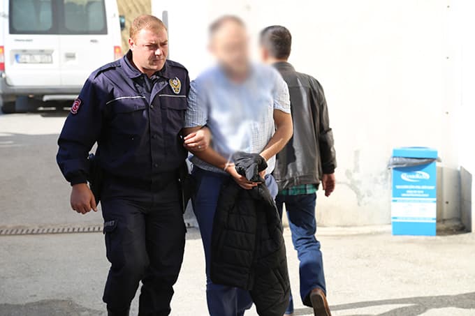  İhraç edilen 12 öğretmen adliyede