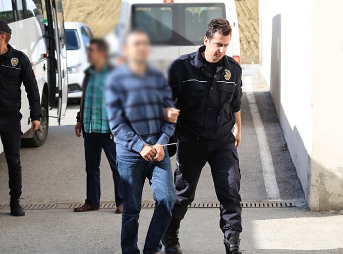  İhraç edilen 12 öğretmen adliyede