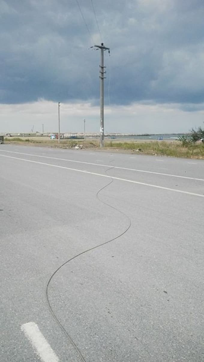 Üstüne elektrik kablosu düştü