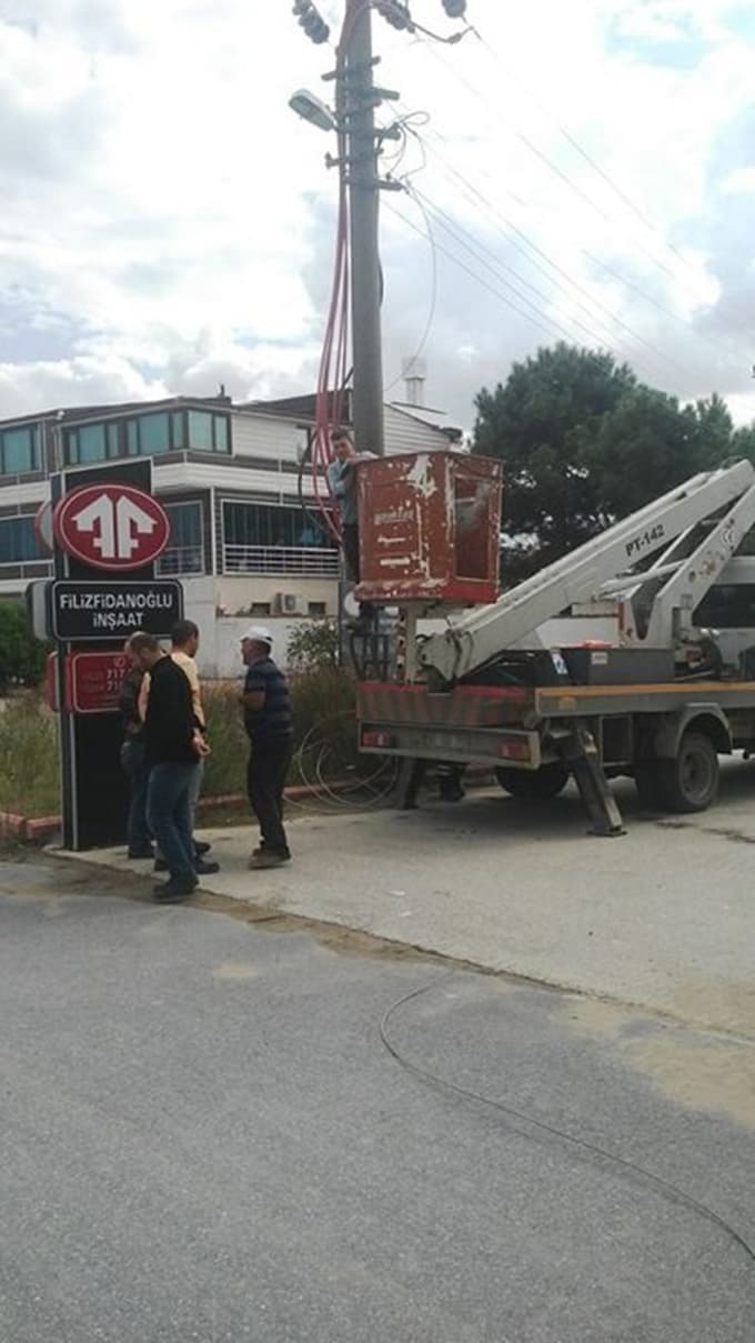 Üstüne elektrik kablosu düştü