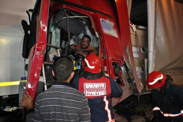 Sürücü araçta sıkıştı, TEM felç oldu