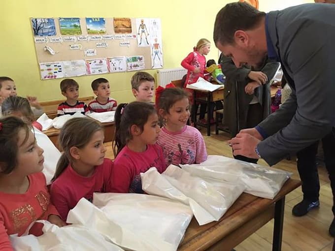 AK gençlerden köy okuluna yardım eli