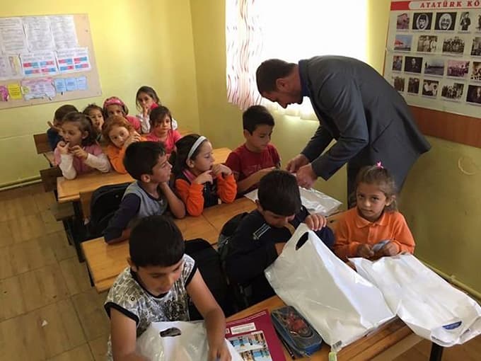 AK gençlerden köy okuluna yardım eli