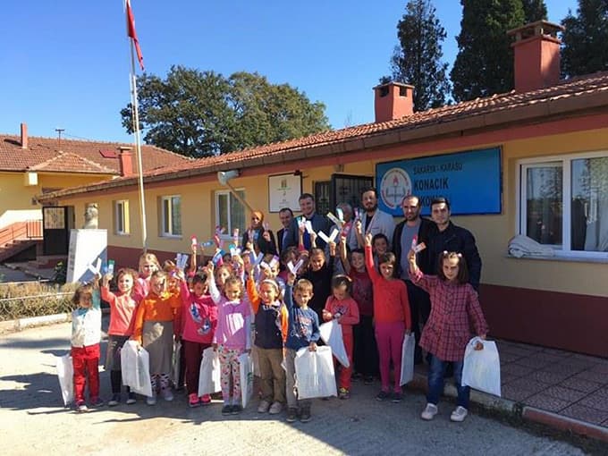 AK gençlerden köy okuluna yardım eli