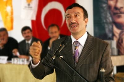 <p><font face="arial,helvetica,sans-serif" size="2"><strong>Piyasaya G&uuml;&ccedil; Verecek</strong></font></p><p><font face="arial,helvetica,sans-serif" size="2">&Ccedil;ıkarılmakta olan kanunun, herhangi bir sebeple taahh&uuml;d&uuml;n&uuml; tam olarak zamanında yerine getiremeyenlere taahh&uuml;d&uuml;n&uuml; yerine getirme imk&acirc;nı verdiğini belirten Milletvekili Hasan Ali &Ccedil;elik,<font color="#333399"> &ldquo;Tarafların birbirlerini daha iyi tanıması ve ge&ccedil;mişte yaşadığı bir sıkıntının bedeli olan bu kayıtların Merkez Bankasınca silinmesi,&nbsp;yeni bir dikkat, &ouml;zen ve &ouml;nem hatırlatmasıyla beraber, ihtiya&ccedil; duyulduğunda yeniden karşılıklı &ccedil;alışma ortamı doğmasına da katkı verecektir. Ekonomik hayatımıza destek olacak, piyasalara g&uuml;&ccedil; verecektir. Zincir gibi bir etkileşimle yeni bir hareket daha doğuracaktır.&ldquo;</font> şeklinde konuştu. </font></p><p><font face="arial,helvetica,sans-serif" size="2"><strong><br /><br />K&ouml;t&uuml; Siciller Y&uuml;ksek D&uuml;zeyde</strong></font></p><p><font face="arial,helvetica,sans-serif" size="2"><font color="#333399">Merkez Bankası nezdinde ferd&icirc; kredi, karşılıksız &ccedil;ek ve protestolu senet &ouml;demelerinde tutulan kayıtlar olduk&ccedil;a y&uuml;ksek bir d&uuml;zeyde olduğunu vurgulayan Hasan Ali &Ccedil;elik,</font> &ouml;deme tarihi bu kanunun y&uuml;r&uuml;rl&uuml;ğe girdiği tarihten &ouml;nce olup da; kullandığı nakd&icirc; ve gayr&icirc; nakd&icirc; kredinin &ouml;demelerini aksatan ger&ccedil;ek ve t&uuml;zel kişilerin ve kredi m&uuml;şterilerinin karşılıksız &ccedil;ıkan &ccedil;ek, protesto edilmiş senet, kredi kartı ve diğer kredi bor&ccedil;larına ilişkin kayıtlarının, s&ouml;z konusu bor&ccedil;ların kanunun y&uuml;r&uuml;rl&uuml;ğe girdiği tarihten itibaren altı ay i&ccedil;inde &ouml;denmesi veya yeniden yapılandırılması halinde borcun tamamının &ouml;denmesini m&uuml;teakiben <font color="#333399"><strong>Merkez Bankası'nda tutulan kayıtlardan silineceğini aktardı.</strong></font> <br /><br /><strong>&Ccedil;elik, Merkez Bankasınca kayıtların silinmesinden sonra,</strong> bankalar, finansal kiralama şirketleri, faktoring şirketleri ve t&uuml;ketici finansman şirketlerince yapılacak kredilendirme, &ccedil;ek karnesi verilmesi ve diğer işlemlerde silinmiş kayıtların dikkate alınmayacağını kaydetti.</font></p><p><font face="arial,helvetica,sans-serif" size="2">Hasan Ali &Ccedil;elik <font color="#333399">&ldquo;B&ouml;ylece inanıyorum ki mutlaka yararlı olacak bir yasa &ccedil;ıkarmaktayız&rdquo;</font> dedi.<br /></font></p>