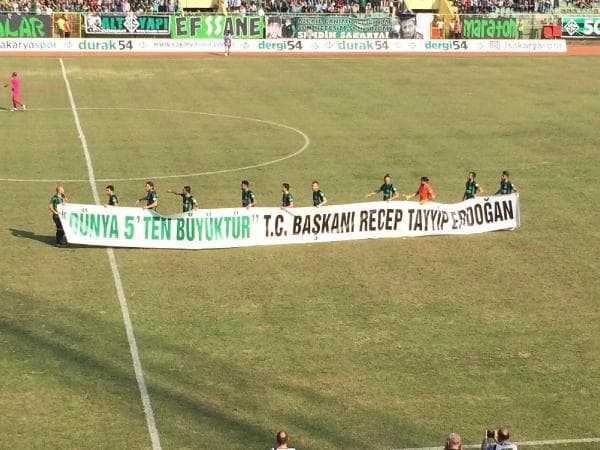 Sakaryaspor'un bu pankartı olay oldu