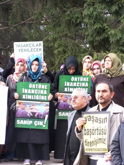 <font face="Arial" size="2">Gazze halkını havadan, karadan ve denizden bombalayan, kıyıda-kenarda sahipsiz bulduğu evlere baskınlar&nbsp;&nbsp;d&uuml;zenleyen, neticede &ccedil;oğu &ccedil;ocuk ve kadın olmak &uuml;zere 1.500'&uuml;n &uuml;zerinde sivil insanı katleden, binlerce evi, okulları, mabetleri yıkan, fakat Hamas'a bağlı İzzeddin Kassam Tugayları'nın mevzilendiği sokaklara girmeye dahi cesaret edemeyen, Hamas'ın askeri varlığına ciddi bir zarar veremeyen, &uuml;stelik m&uuml;cahitler karşısında ağır zayiatlar veren, korkak Siyonist katiller s&uuml;r&uuml;s&uuml;, Gazze halkının ve İslami direnişin &ccedil;elikten iradesi karşısında b&uuml;y&uuml;k bir aşağılanma ile Gazze'yi terk etmiştir.<br /><br />srail a&ccedil;ıklamış olduğu askeri ve siyasi hedeflerinin hi&ccedil;birini ger&ccedil;ekleştirememiştir. Roket sorunu &ccedil;&ouml;z&uuml;lecek, Hamas'ın askeri varlığı tamamen yok olacak&quot; diye ilan ettiği hedefe ulaşamadığı halde Gazze harek&acirc;tını durduran İsrail, asker&icirc; bakımdan başarısız olduğunu, El-Kassam Tugayları'na g&uuml;c&uuml;n&uuml;n yetmediğini, Hamas karşısında yenilgiye uğradığını resmen değilse de fiilen kabul etmiş bulunuyor.</font> <p><font size="2"><font face="Arial">İsrail siyasi olarak da hezimete uğramıştır.&nbsp;Hamas'ı iyice marjinalleştirme &uuml;zerine kurduğu hesapları&nbsp;tutmamıştır. Tam aksine b&uuml;t&uuml;n İslam &uuml;lkelerinin Hamas'la safları sıklaştırmasına hizmet etmiş oldu. Ayrıca, muhatap bile alınmayan Hamas'ı&nbsp;tamemen yok etmek isterken, şimdi Filistin halkının ger&ccedil;ek temsilcisinin yalnızca Hamas olduğu kabul edildi. Hamas hem askeri olarak bitmedi. <font color="#333399">Hem de ahlaki bir zafer kazandı. İsrail ise hem askeri olarak kaybetti, hem de ahlaki olarak kaybetti..</font></font></font></p>