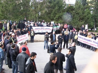 <p><font face="arial,helvetica,sans-serif" size="2">Bu savaşda, Hamas ve şehit d&uuml;şen Gazzeli m&uuml;sl&uuml;manlar kazandığı gibi, Gazzeli kardeşlerinin acılarını y&uuml;reklerinde hissedip, onların acılarının dinmesi i&ccedil;in&nbsp; bir araya gelen, maddi ve manevi t&uuml;m imkanlarını seferber eden&nbsp;m&uuml;sl&uuml;manlar da kazanmışlardır.</font></p><p><font face="arial,helvetica,sans-serif" size="2"><strong><font color="#333399">Değerli Sakaryalılar, Gazze'de Siyonist işgale karşı kazanılan bu zaferin &ccedil;oşkusunu yaşarken, Filistinli m&uuml;cahitleri zafere g&ouml;t&uuml;ren koşulları ve sebepleri unutmamamız gerekir. Gazze'de yaşayanlar &uuml;&ccedil; hafta boyunca bu korkun&ccedil; yıkıma karşı nasıl direndiler?</font></strong> Mahalleleri yok edecek &ouml;l&ccedil;&uuml;de yıkıcı bombaların kullanıldığı, mezarlıkların, camilerin, okulların, hastanelerin vurulduğu, karadan-havadan-denizden ateş yağmuruna tutulduğu, kendilerine &ouml;l&uuml;mden başka se&ccedil;enek bırakılmadığı, simsiyah dumanların ve alevlerin arasında bu insanlar nasıl ayakta durabildiler?</font></p><p><font face="arial,helvetica,sans-serif" size="2">24 saat kesintisiz bombalanan, yaralılarının tedavisine izin verilmeyen, elektrik-su ve gıda bulamayan, g&ouml;zlerimizin &ouml;n&uuml;nde imkansızı başaran bu insanları hangi c&uuml;mlelerle anlatabiliriz? &Ouml;l&uuml;mleriyle yeniden dirilen, şehidleriyle g&uuml;&ccedil; kazanan, yoklukla yaşamasını &ouml;ğrenen, insanlığın b&uuml;t&uuml;n utanmazlığına ibretlik dersler veren, ihanetleri ayakları altında &ccedil;iğneyen bu insanlar bize neleri &ouml;ğretti?</font></p>