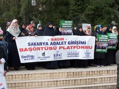 <p><font face="arial,helvetica,sans-serif" size="2">G&uuml;c&uuml;n ve izzetin, son teknoloji silahlarda değil, yalnız ve yalnız Allah'ta ve direniş ruhuna sahip adanmış m&uuml;minlerde olduğunu&nbsp; bir kez daha bize ve t&uuml;m d&uuml;nyaya g&ouml;steren, &ouml;ğreten Filistinli m&uuml;cahit kardeşlerimize buradan bin selam g&ouml;nderiyoruz. Ayrıca,&Uuml;mmet-i Muhammed'in izzetini, şerefini, haysiyetini m&uuml;dafaa yolunda ağır bedeller &ouml;deyen Gazzeli kardeşlerimizin bundan sonra da&nbsp; maddi ve manevi olarak yanlarında olacağımızı bir kez daha yineliyoruz.&nbsp; </font></p><p><font face="arial,helvetica,sans-serif" size="2"><font color="#333399">Silahların şimdilik susması bize Gazze'de şahit olduğumuz vahşet manzaralarını unutturmayacak.</font> Soykırımcı Siyonist rejime &ouml;fkemizi dindirmeyecek. İsrail'le ahl&acirc;ksız ilişkilerin sona erdirilmesi y&ouml;n&uuml;ndeki taleplerimiz aynı canlılıkla devam edecektir. T&uuml;rkiye semaları İsrail savaş u&ccedil;aklarına kapatılana kadar,&nbsp;&nbsp;&nbsp; İsrail'e verilen askeri ihaleler iptal edilene kadar haykırmaya devam edeceğiz.</font></p>