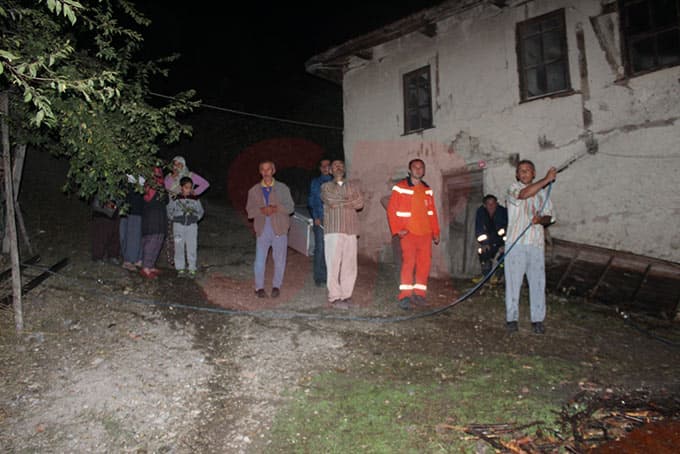 Ahşap ev alev alev yandı!