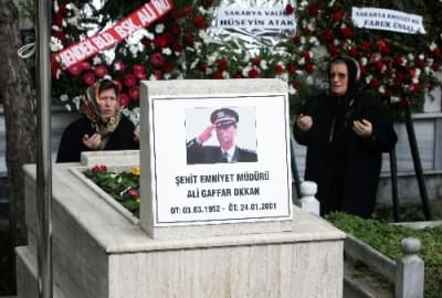 <p><font face="arial,helvetica,sans-serif" size="2">T&ouml;ren &ouml;ncesi eşi ve kızı, Gaffar Okkan'ın mezarına karanfil bıraktı. Saygı duruşuyla başlayan anma t&ouml;reninde Okkan'ın kısa &ouml;zge&ccedil;mişi okundu. T&ouml;ren, Okkan'ın mezarı başında yapılan duanın ardından son buldu. </font></p><p><font face="arial,helvetica,sans-serif" size="2">T&ouml;ren sonunda CİHAN muhabirinin sorularını cevaplandıran Ankara Emniyet M&uuml;d&uuml;r&uuml; Erc&uuml;ment Yılmaz, şehit emniyet m&uuml;d&uuml;r&uuml; Ali Gaffar Okkan'ın &ccedil;alışmasıyla, yaşamıyla, d&uuml;r&uuml;stl&uuml;ğ&uuml; ve insanlığıyla herkesin ders alacağı bir insan olduğunu s&ouml;yledi. </font></p>