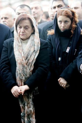 <p><font face="arial,helvetica,sans-serif" size="2"><font color="#333399"><strong><font color="#000000">Yaşamıyla Herkese &Ouml;rnek Olsun</font></strong><br /><br />'Okkan'ı unutmak m&uuml;mk&uuml;n değil'</font> diye konuşan Yılmaz, şunları s&ouml;yledi: <font color="#333399">&quot;Benim ağabeyimdi, meslek b&uuml;y&uuml;ğ&uuml;md&uuml;. &Ccedil;ok uzun s&uuml;re ge&ccedil;medi. Sanki d&uuml;n olmuş gibi. Herkesin ondan &ouml;ğreneceği &ccedil;ok şeyi var. Ders alınması gereken bir insan. &Ccedil;alışmasıyla, yaşamıyla, d&uuml;r&uuml;stl&uuml;ğ&uuml; ve insanlığıyla eşsiz bir y&ouml;netici. &Ccedil;ok iyi bir aile babası ve emniyet m&uuml;d&uuml;r&uuml;yd&uuml;. Yaşamıyla herkese &ouml;rnek olsun. Mekanı cennet olsun. Hepimiz onu &ouml;rnek alıyoruz.&quot;</font><br /></font></p>
