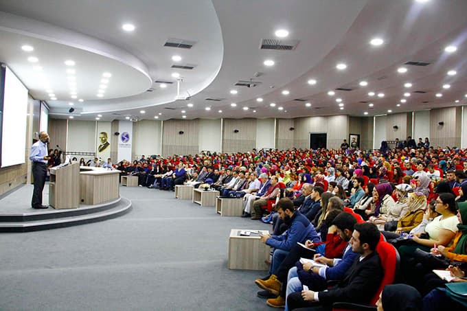 'FETÖ dindar değil, dincidir' dedi