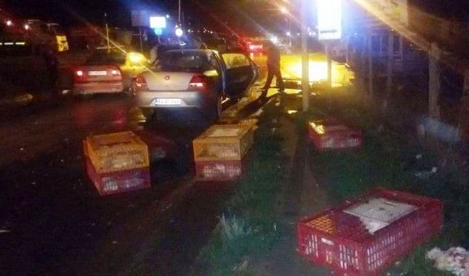 Yola dökülen tavuk kasaları kazaya neden oldu