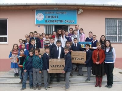 <strong><font face="Arial" size="2">T&uuml;rk İnsanının Kardeşliği</font></strong> <p><font face="Arial" size="2">Okulun 3-A sınıfında başlayan, daha sonra okulun b&uuml;t&uuml;n&uuml;ne yayılan kardeş okul projesine Ekinli K&ouml;y&uuml;&rsquo;nde yaşayan vatandaşlarda b&uuml;y&uuml;k destek verdi. </font></p><p><font face="arial,helvetica,sans-serif" size="2"><font color="#333399">Yardımların toplanması sırasında maddi durumu zayıf olan bir&ccedil;ok vatandaştan &ouml;nemli miktarda yardımların gelmesi T&uuml;rk insanının kardeşlik duygularının ne kadar g&uuml;&ccedil;l&uuml; olduğunu bir kez daha g&ouml;sterdi.</font><br /></font></p>