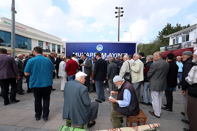 Toçoğlu, vatandaşlara aşure dağıttı