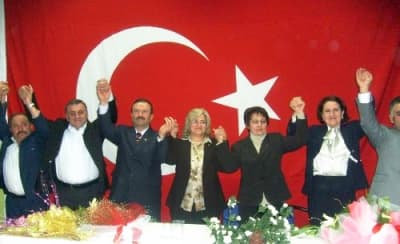 <p><font size="2"><font face="arial,helvetica,sans-serif"><strong>Yaklaşan se&ccedil;imler &ouml;ncesi vatandaşın sorunlarının tartışılması gerektiğini vurgulayan Akşener, şunları s&ouml;yledi:</strong> &quot;Se&ccedil;imlere yaklaşırken g&uuml;ndemin yerli yerinde olması lazım. Bizim ve diğer partilerin belediye başkan adaylarının vatandaşlar i&ccedil;in ne yapacaklarının ve nasıl daha iyi yapacaklarının sorgulandığı bir s&uuml;re&ccedil; olmalıdır. 2007 se&ccedil;imlerinede &ccedil;ok farklı bir tartışmayla girdik. Asıl g&uuml;ndem kesin olarak tartışılmadı. Sonu&ccedil;ta da insanlar oy verirken kendi yararına olacak sorgulamaların dışındaki gerek&ccedil;elerle oy verdiler. AK Parti'ye oy vermiş olabilirler, bunu tartışmıyorum. Ama gerek&ccedil;eler farklıydı. O d&ouml;nem bana Bakırk&ouml;y'&uuml;n orta yerinde insanlar laikliği koruyacağıma yemin ettirdiler. <font color="#333399">Esenler'in orta yerinde de bana M&uuml;sl&uuml;manlığı koruyacağıma y&ouml;nelik yemin ettirmeye kalkıştılar.</font> B&ouml;yle bir eksende se&ccedil;ime gidilmesinin doğru olmadığını biliyorum. İnsanları birbirinden ayırmak &ccedil;ok yanlış. Bu yerel se&ccedil;imlere giderken Ergenekon soruşturması y&uuml;r&uuml;s&uuml;n. O savcıların işi. <font color="#333399">Hukukun &uuml;st&uuml;nl&uuml;ğ&uuml; &ccedil;er&ccedil;evesinde kim ne halt ettiyse gereği yapılsın.</font> Burada sorgulanması gereken belediye başkan adaylarının ne yapacağı. <font color="#333399">Sapla samanı birbirine karıştırmamamız lazım</font>.&quot; <br /></font></font></p>