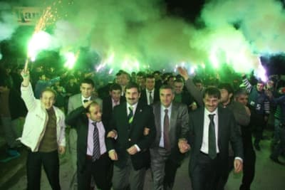 <p><font face="Arial" size="2" color="#000000"><strong>Bunların Tabanı da Yok Adamı da</strong></font><br /><br /><font face="Arial" size="2">Muhalefeti eleştiren Ayhan Sefer &Uuml;st&uuml;n, <font color="#333399">&quot;Hi&ccedil;bir proje ortaya koymadan vatandaşların karşısına &ccedil;ıkıyorlar. Olmayacak vaatlerde bulunuyorlar. Aslında bunların tabanı da yok adamı da&quot;</font> diye konuştu. Ayhan Sefer &Uuml;st&uuml;n'den sonra vatandaşlara hitap eden AK Parti Serdivan Belediye Başkan adayı Yusuf Alemdar ise, se&ccedil;imlere &ccedil;ok iyi bir şekilde hazırlandıklarını ifade etti. </font></p>