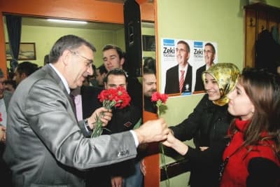 <font face="arial,helvetica,sans-serif" size="2">Ayhan Sefer &Uuml;st&uuml;n'den sonra vatandaşlara hitap eden AK Parti Serdivan Belediye Başkan adayı Yusuf Alemdar ise, se&ccedil;imlere &ccedil;ok iyi bir şekilde hazırlandıklarını ifade etti. Se&ccedil;imlerde AK Parti'nin Sakarya'daki b&uuml;t&uuml;n belediyeleri kazanacağını s&ouml;yleyen Yusuf Alemdar, <font color="#333399">&quot;AK Parti iktidara geldikten sonra &uuml;lkede yaşanan değişimin herkes farkında. AK belediyelerin neler yaptığını vatandaşlarımız &ccedil;ok iyi biliyor. &Uuml;lkemize ve şehrimize hizmet etmeye devam edeceğiz. Başbakanımızın dediği gibi, durmak yok hizmete devam&quot;</font> dedi.</font>