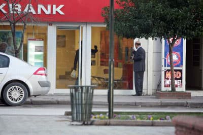 <p><font size="2"><font face="arial,helvetica,sans-serif"><strong>İNANDIRICI BİR D&Uuml;ZENEK YAPMIŞ</strong> </font></font></p><p><font face="arial,helvetica,sans-serif" size="2"></font></p><p><font face="arial,helvetica,sans-serif" size="2">&Uuml;nsal, şahsın plastik su borusu, k&ouml;p&uuml;k, hamur gibi malzemeleri inandırıcı bir g&ouml;r&uuml;n&uuml;mde hazırlayıp beline bağladığını beliretrek, <font color="#333399">&quot;Şahsın ve memlekette bulunan ailesinin borcu varmış. Yaklaşık 50 bin TL istemiş.&quot;</font> bilgisini verdi. </font></p><p><font size="2"><font face="arial,helvetica,sans-serif">&Uuml;nsal, zanlının herhangi bir &ccedil;atışmaya girmediğini, g&uuml;venlik g&ouml;revlisi, &ccedil;alışanlar ve m&uuml;şterilerin birlikte dışarı &ccedil;ıktığını s&ouml;zlerine ekledi. <br /><br />Haberin İlk Ayrıntıları İ&ccedil;in </font><a href="../../../others/haber.php?xnumber2=20862"><font face="arial,helvetica,sans-serif">Tıklayın.</font></a></font></p>