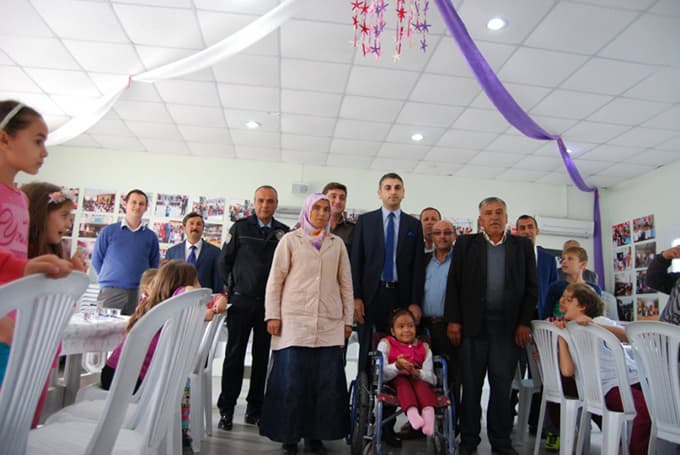 Tekerlekli sandalyeli Dilara'ya Kaymakam'dan sürpriz doğum günü