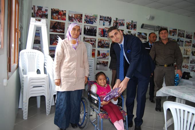 Tekerlekli sandalyeli Dilara'ya Kaymakam'dan sürpriz doğum günü