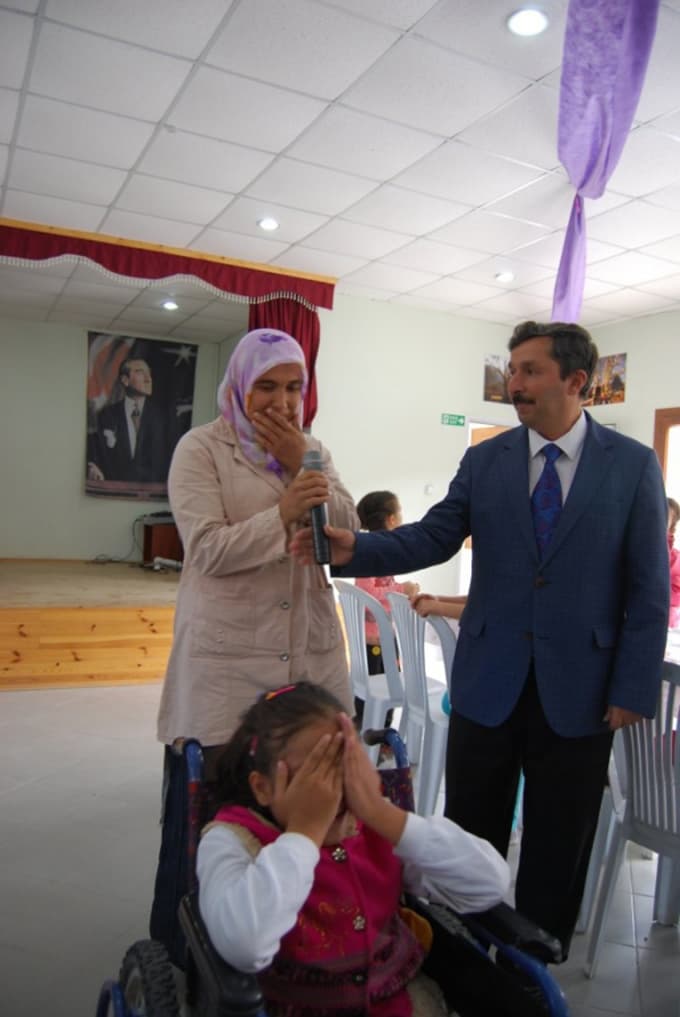 Tekerlekli sandalyeli Dilara'ya Kaymakam'dan sürpriz doğum günü