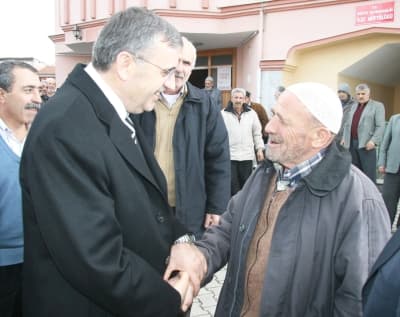 <font size="2"><font face="Arial"><strong>Esnafı Ziyaret Etti<br /></strong><br />Partililerle bir s&uuml;re sohbet eden Zeki To&ccedil;oğlu, daha sonra İsmail Karakulluk&ccedil;u ile birlikte il&ccedil;e merkezindeki esnafını ziyaret etti. Esnafı ve kahvehaneleri tek tek dolaşan Zeki To&ccedil;oğlu, Arifiyelilerden destek istedi. Yerel se&ccedil;imleri kazanacaklarını s&ouml;yleyen Zeki To&ccedil;oğlu, se&ccedil;ildikleri andan itibaren Sakarya'ya ve Sakaryalılara yakışan hizmetler yapacaklarını s&ouml;yledi. <br /></font></font>